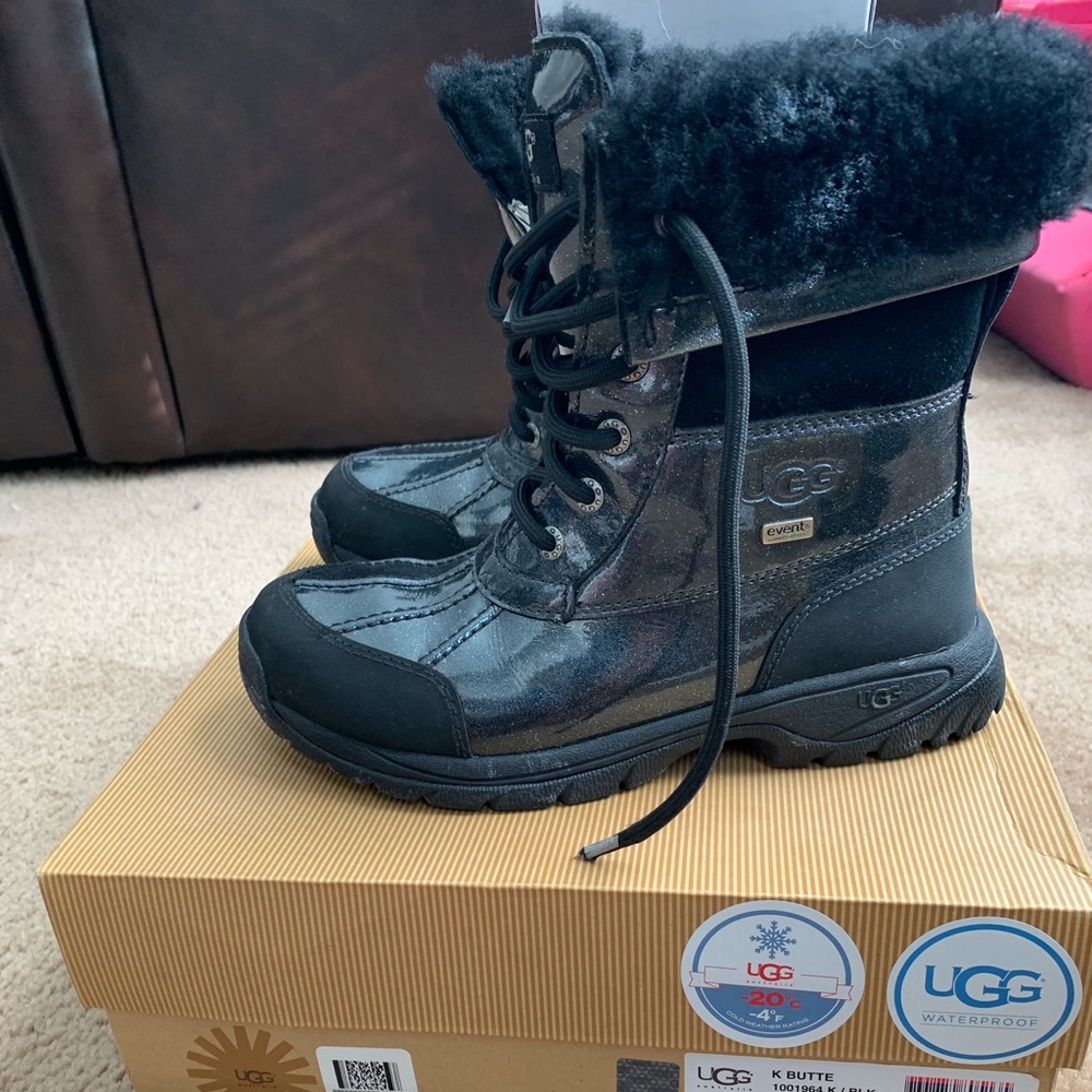 Kids Uggs Size 4 worn once! Box included!